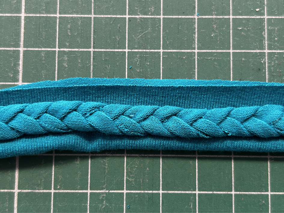 Cop na proužku napolovinu